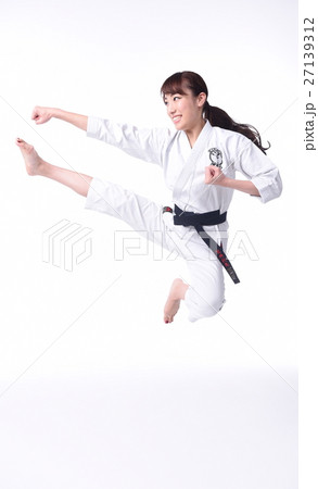 空手をする女子 27139312