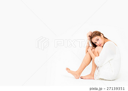 床に座る少女 床に座る少女 27139351