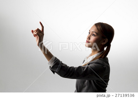 空間を指さす女性 空間を指さす女性 27139536