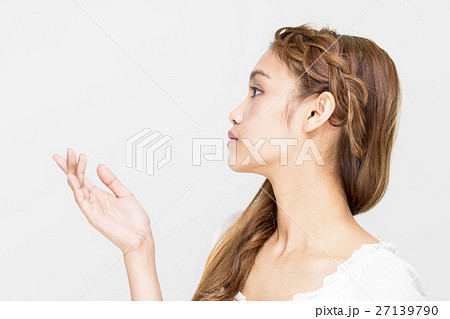 横向きの少女 27139790