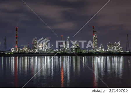 臨海部の工業地帯の夜景 27140709