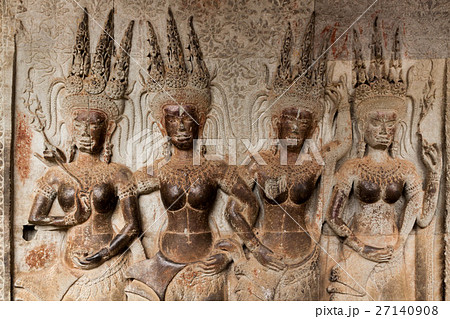 アンコール・ワットの壁面に彫られている光沢のあるデバター アンコール・ワットの壁面に彫られている光沢のあるデバター 27140908
