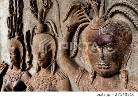 アンコール・ワットの壁面に彫られている光沢のあるデバター 27140910