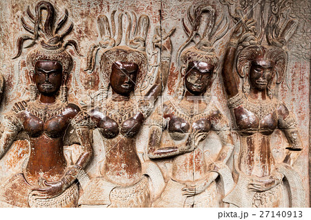 アンコール・ワットの壁面に彫られている光沢のあるデバター 27140913