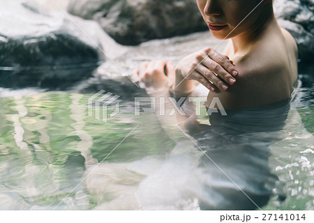 露天風呂・若い女性 27141014