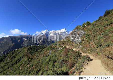 trail on the way to everest base camp , nepal 27141527