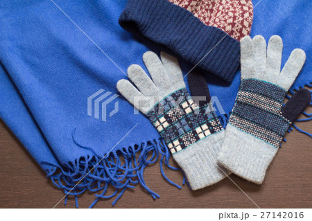 毛糸の帽子と手袋とマフラー 27142016