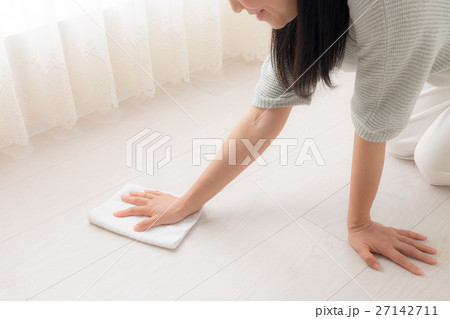 女性　雑巾がけ 27142711