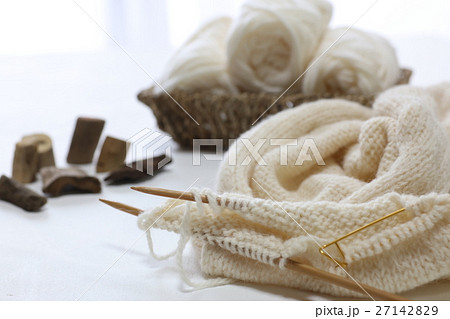 白いニットの編み物 27142829