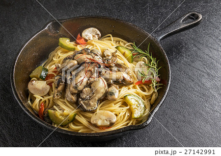 牡蠣のアヒージョ grill Spanish food of the oyster (ajillo) 27142991
