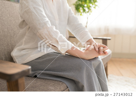 待つ女性 27143012