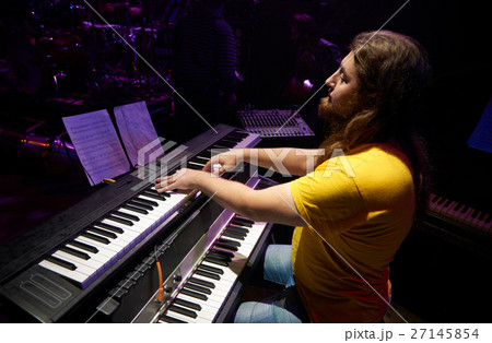 The musician at the rehearsal. 27145854