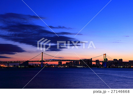 東京湾とレインボーブリッジ越しの夕景 27146668