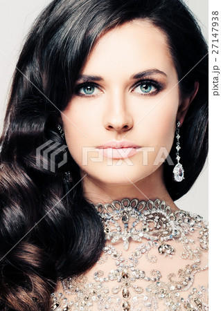 Nice Woman with Curly Hair and Jewelry Diamond Nice Woman with Curly Hair and Jewelry Diamond 27147938