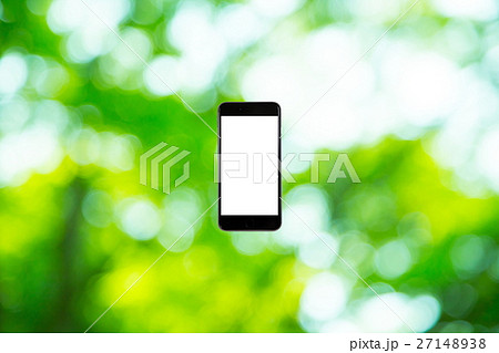 スマホと新緑イメージ 合成用背景素材 緑の背景 植物 春 初夏 木漏れ日 緑とコピースペース スマホと新緑イメージ 合成用背景素材 緑の背景 植物 春 初夏 木漏れ日 緑とコピースペース 27148938