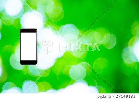 はめこみ　スマホ新緑イメージ　合成用背景素材　緑の背景　植物　春　初夏　木漏れ日　緑とコピースペース 27149133