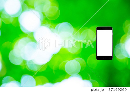 はめこみ　スマホ新緑イメージ　合成用背景素材　緑の背景　植物　春　初夏　木漏れ日　緑とコピースペース 27149269