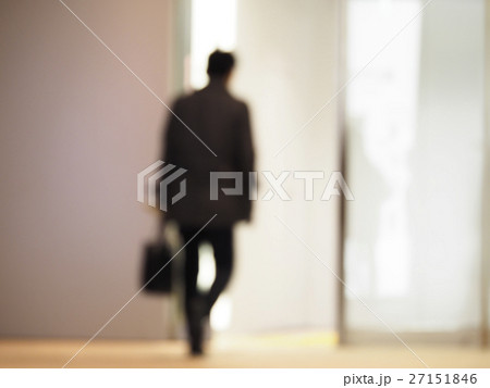 ビジネスマン・冬・ボケ表現 ビジネスマン・冬・ボケ表現 27151846