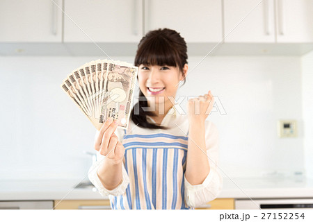 主婦、お札を持ってガッツポーズ 27152254