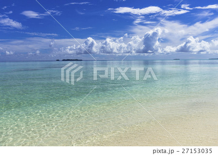 ロック・アイランドのサンゴ礁の海 27153035