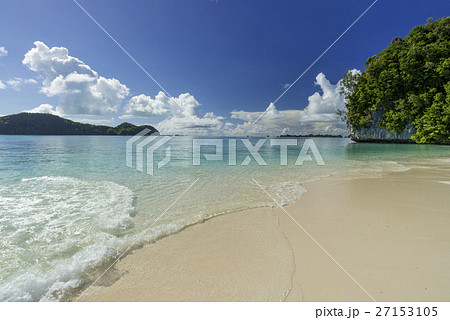 ロック・アイランドのサンゴ礁の海 27153105