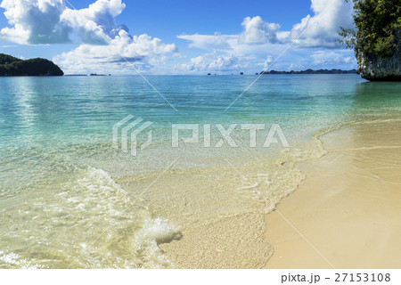 ロック・アイランドのサンゴ礁の海 27153108