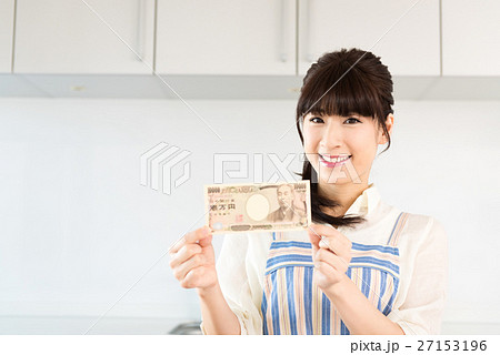 主婦、お金を持った女性 27153196