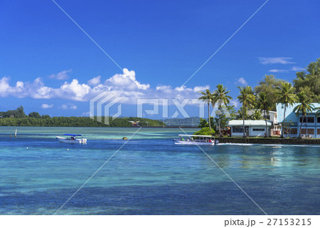 コロールのサンゴ礁の海とレストラン 27153215