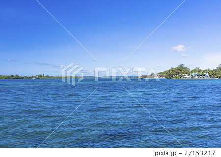 コロールのサンゴ礁の海とレストラン 27153217