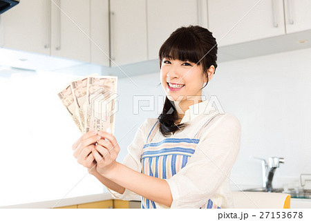 主婦、お札を持った女性 主婦、お札を持った女性 27153678