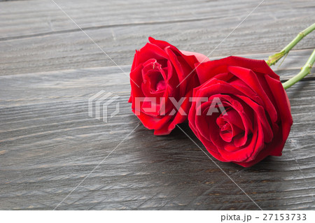red rose on wood background 27153733