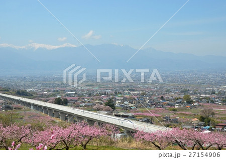 桃の花咲く甲府盆地の町並み 桃の花咲く甲府盆地の町並み 27154906