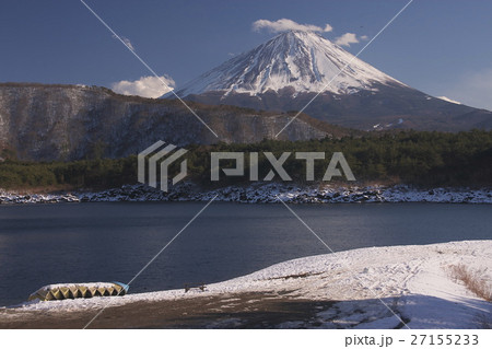 冬季休業中の湖岸 27155233