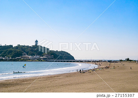 湘南・片瀬東浜海水浴場 江の島と青空のサーフィン風景 湘南・片瀬東浜海水浴場 江の島と青空のサーフィン風景 27155307