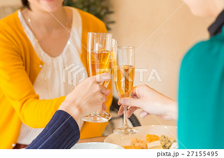 レストランで女子会を楽しむ3人 27155495