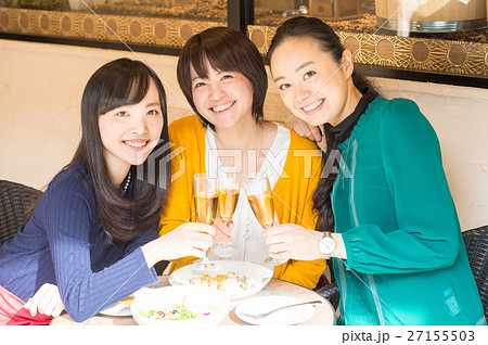 レストランで女子会を楽しむ3人 レストランで女子会を楽しむ3人 27155503