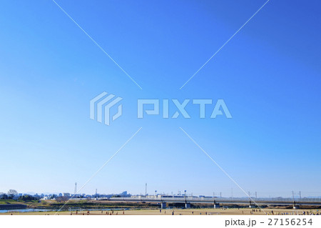 河川敷の運動場と青空　 27156254