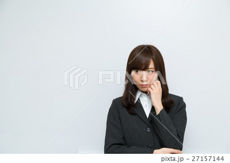 考える女性 27157144