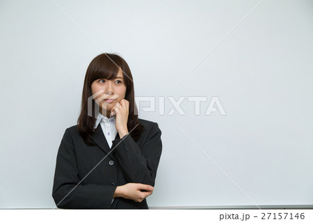 考える女性 27157146