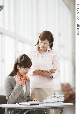 談笑する女性 27157414