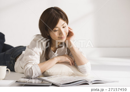 雑誌を読む女性 27157450