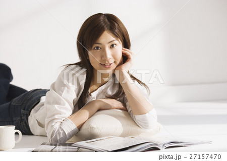 雑誌を読む女性 27157470