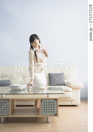 出かける女性 27157528