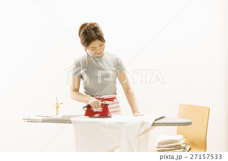 アイロンをかける女性 27157533