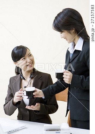 コーヒーカップを差し出す女性と受け取る女性 コーヒーカップを差し出す女性と受け取る女性 27157583