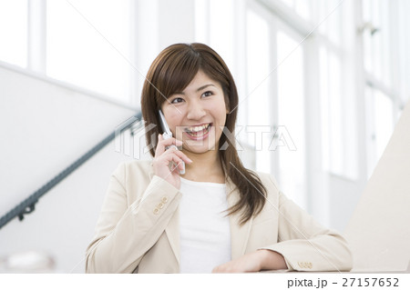 携帯電話で話す女性 携帯電話で話す女性 27157652