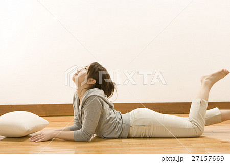 寝そべって見上げる女性 27157669