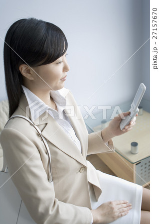 携帯電話を見つめる女性 27157670