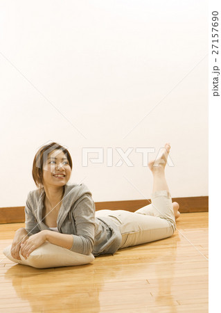寝そべって見上げる女性 27157690