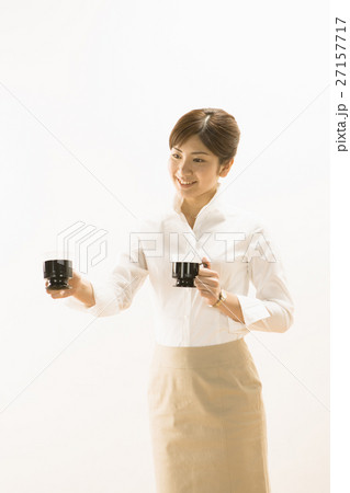 コーヒーカップを差し出す女性 コーヒーカップを差し出す女性 27157717